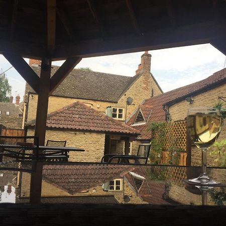 Hotel The Radnor Arms Malmesbury Exterior foto